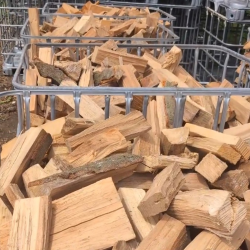Holzscheite in Gitterboxen